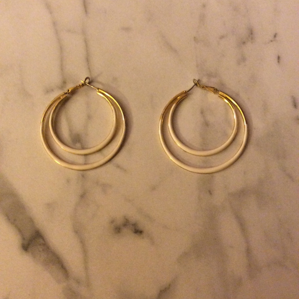 Cream and Gold matching bracelet and earrings - Picture 6 of 7